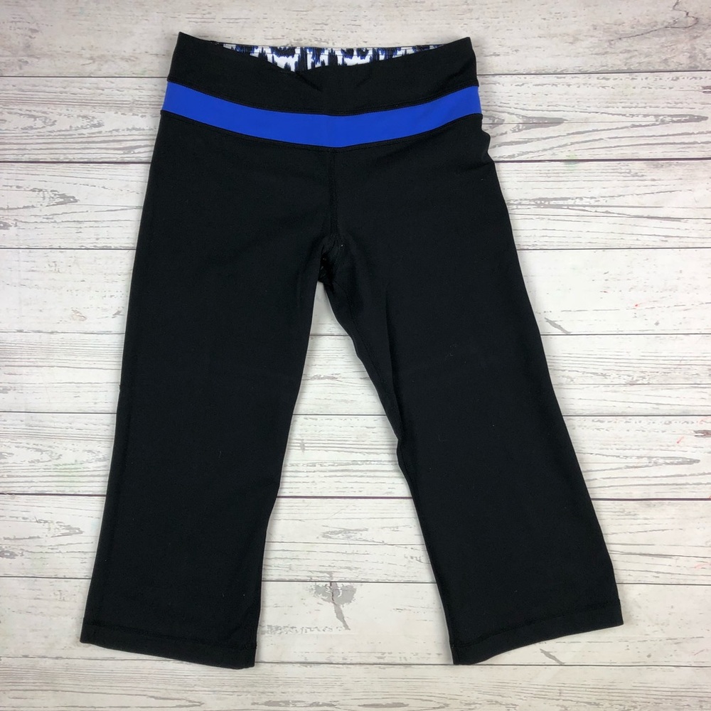 Lululemon Groove Crop Size 4 Reversible Black Blue